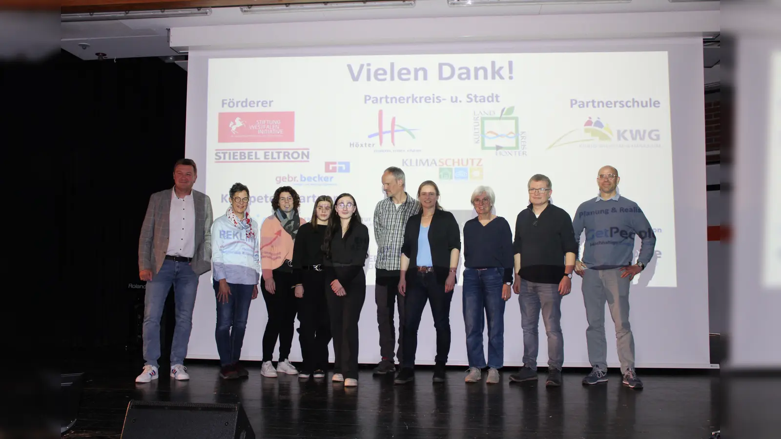 Henning Schulz (Stiebel Eltron), Martina Krog (Kreis Höxter), Katharina Koßmann (Stadt Höxter), Magdalena Pilz (KWG), Sofia Gavgalidis (GetPeople), Martin Schürmann (Forstwirtschaftsmeister), Heike Edeler (Schulleiterin KWG), Cornelia Moers-Mindermann (KWG), Christian Schlenke (KWG), Dr. Sebastian Krackl (KWG). (Foto: Markus Tenkhoff)