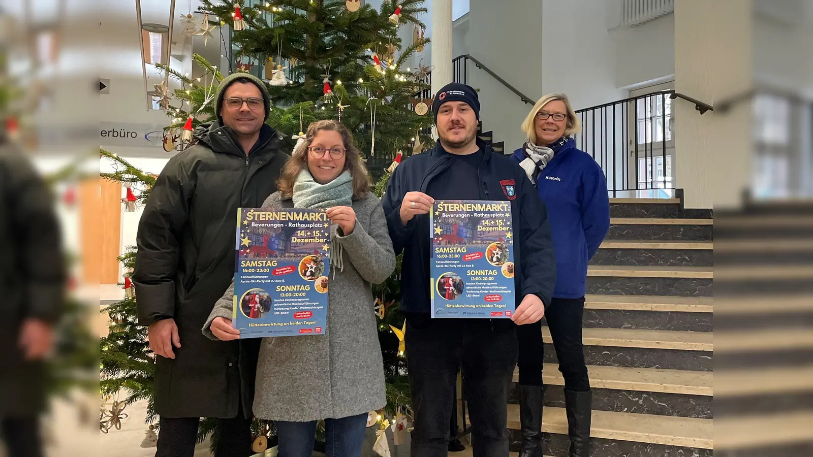 Stefan Pryjemski (v. l.) und Verena Hoppe (Beverungen Marketing), Alexander Enns (Feuerwehrverein St. Florian) und Kathrin Schellartz (CVWB) präsentieren ein tolles Programm zum Sternenmarkt.  (Foto: Bev. Marketing)