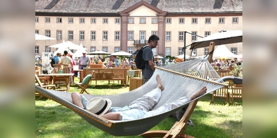 Entspannung im gräflichen Park umgeben von schönen Pflanzen und edlen Dingen. (Foto: Barbara Siebrecht)