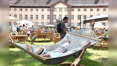 Entspannung im gräflichen Park umgeben von schönen Pflanzen und edlen Dingen. (Foto: Barbara Siebrecht)