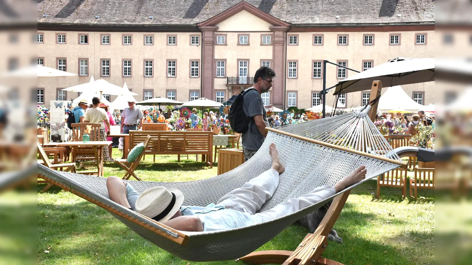 Entspannung im gräflichen Park umgeben von schönen Pflanzen und edlen Dingen. (Foto: Barbara Siebrecht)