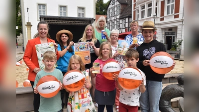 Linda Peine (Caritas), Ninja Bröker (Jugendfreizeitstätte), Anne Höke ((für die Kitas), Maria Künneke (Bücherei) und hinten Walburga Rox und Jutta Fransen (Landfrauen) habe für und mit Kindern geplant.  (Foto: Barbara Siebrecht)