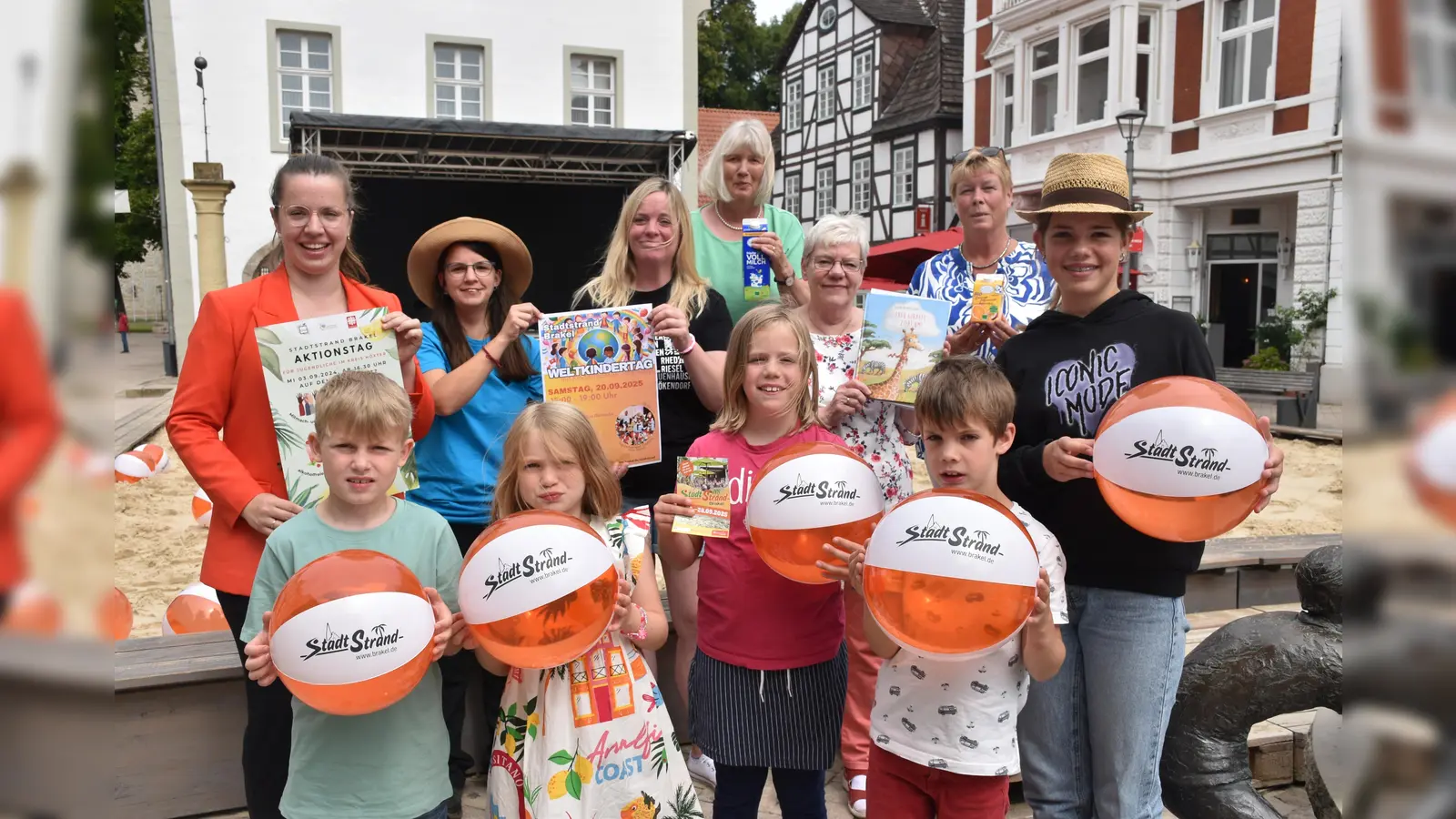 Linda Peine (Caritas), Ninja Bröker (Jugendfreizeitstätte), Anne Höke ((für die Kitas), Maria Künneke (Bücherei) und hinten Walburga Rox und Jutta Fransen (Landfrauen) habe für und mit Kindern geplant.  (Foto: Barbara Siebrecht)