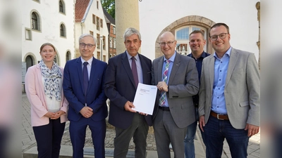 Stellten die Ergebnisse der überörtlichen Prüfung vor (von links): gpa-Prüferin Okka Dini Lüke, Projektleiter Jürgen Schwanitz, Bürgermeister Hermann Temme, Michael Esken (Präsident der gpaNRW), Stadtkämmerer Dominik Schlenhardt sowie Alexander Kleinschmidt (Allgemeiner Vertreter des Bürgermeisters). (Foto: Stadt Brakel)