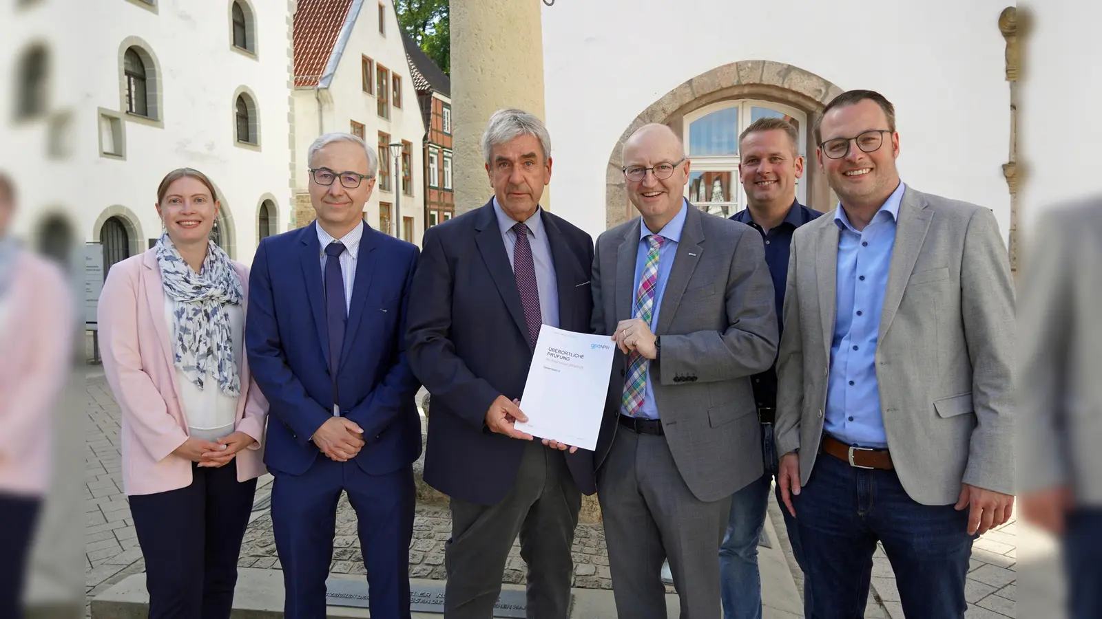 Stellten die Ergebnisse der überörtlichen Prüfung vor (von links): gpa-Prüferin Okka Dini Lüke, Projektleiter Jürgen Schwanitz, Bürgermeister Hermann Temme, Michael Esken (Präsident der gpaNRW), Stadtkämmerer Dominik Schlenhardt sowie Alexander Kleinschmidt (Allgemeiner Vertreter des Bürgermeisters). (Foto: Stadt Brakel)