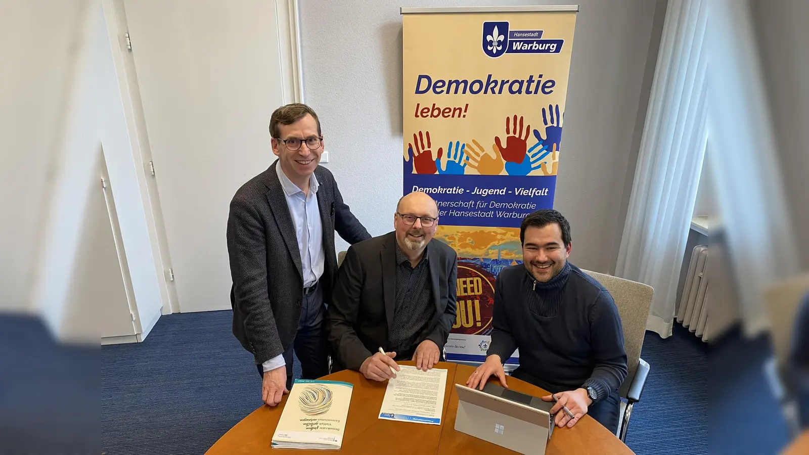 Thomas Rebenstock (Mitte) hat seit Anfang März dieses Jahres die Aufgaben als Koordinierungs- und Fachstelle der Partnerschaft für Demokratie in Warburg von Alexander Akel (rechts) übernommen.<br>Bürgermeister Tobias Scherf (links) freut sich auf eine gute Zusammenarbeit und das gemeinsame Leben demokratischer Werte.  (Foto: Stadt Warburg)