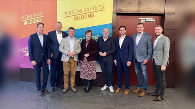 Freuen sich auf den Start der Erprobungsphase zur Sicherung von Fachklassen für Ausbildungsberufe im ländlichen Raum (v.l.): Michael Urhahne (Schulleiter des Berufskollegs Kreis Höxter), Landtagsabgeordneter Matthias Goeken, Landrat Michael Stickeln, Ute Horstkötter-Starke (IHK Ostwestfalen zu Bielefeld), Michael Stolte (Geschäftsführer der Gesellschaft für Wirtschaftsförderung im Kreis Höxter), Manuel Drewes (Geschäftsführer der Kreishandwerkerschaft Höxter-Warburg), Kreishandwerksmeister Felix Dreier und Dominik Rüther (Hauptgeschäftsführer der Kreishandwerkerschaft Höxter-Warburg). (Foto: Kreis Höxter)