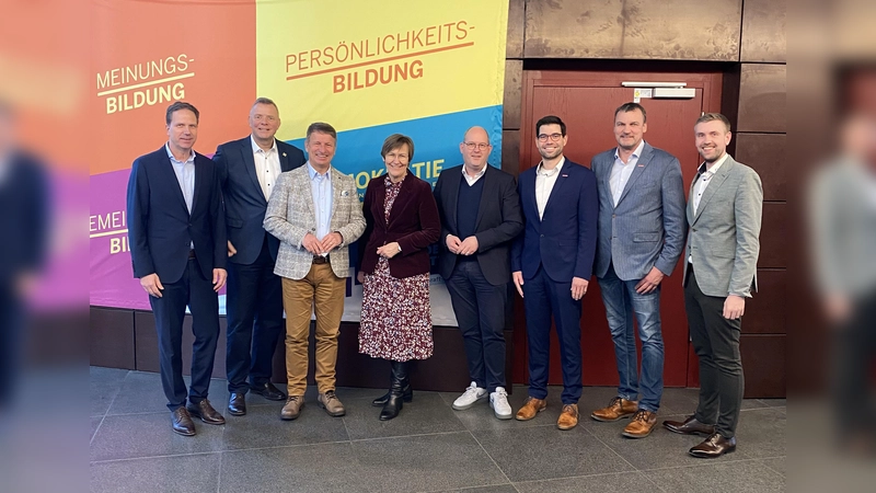 Freuen sich auf den Start der Erprobungsphase zur Sicherung von Fachklassen für Ausbildungsberufe im ländlichen Raum (v.l.): Michael Urhahne (Schulleiter des Berufskollegs Kreis Höxter), Landtagsabgeordneter Matthias Goeken, Landrat Michael Stickeln, Ute Horstkötter-Starke (IHK Ostwestfalen zu Bielefeld), Michael Stolte (Geschäftsführer der Gesellschaft für Wirtschaftsförderung im Kreis Höxter), Manuel Drewes (Geschäftsführer der Kreishandwerkerschaft Höxter-Warburg), Kreishandwerksmeister Felix Dreier und Dominik Rüther (Hauptgeschäftsführer der Kreishandwerkerschaft Höxter-Warburg). (Foto: Kreis Höxter)