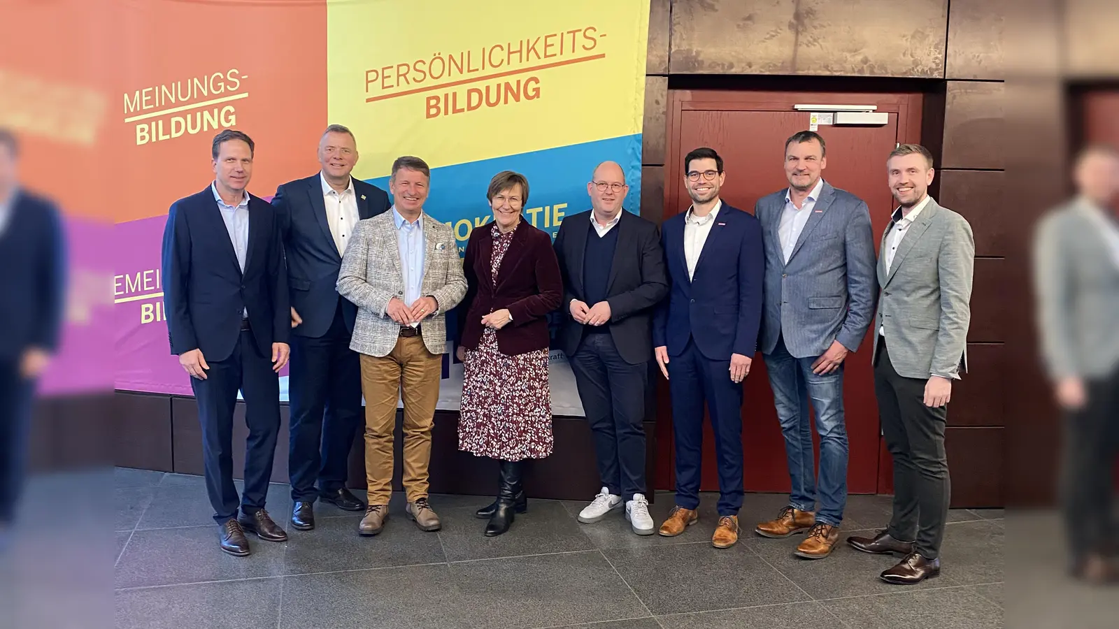 Freuen sich auf den Start der Erprobungsphase zur Sicherung von Fachklassen für Ausbildungsberufe im ländlichen Raum (v.l.): Michael Urhahne (Schulleiter des Berufskollegs Kreis Höxter), Landtagsabgeordneter Matthias Goeken, Landrat Michael Stickeln, Ute Horstkötter-Starke (IHK Ostwestfalen zu Bielefeld), Michael Stolte (Geschäftsführer der Gesellschaft für Wirtschaftsförderung im Kreis Höxter), Manuel Drewes (Geschäftsführer der Kreishandwerkerschaft Höxter-Warburg), Kreishandwerksmeister Felix Dreier und Dominik Rüther (Hauptgeschäftsführer der Kreishandwerkerschaft Höxter-Warburg). (Foto: Kreis Höxter)