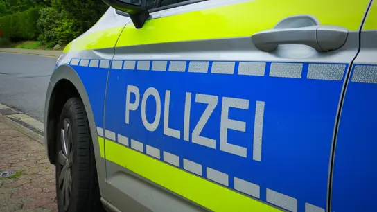 Die Polizei berichtet - Neun Leitpfosten an der B 83 umgerissen (Foto: Unsplash)