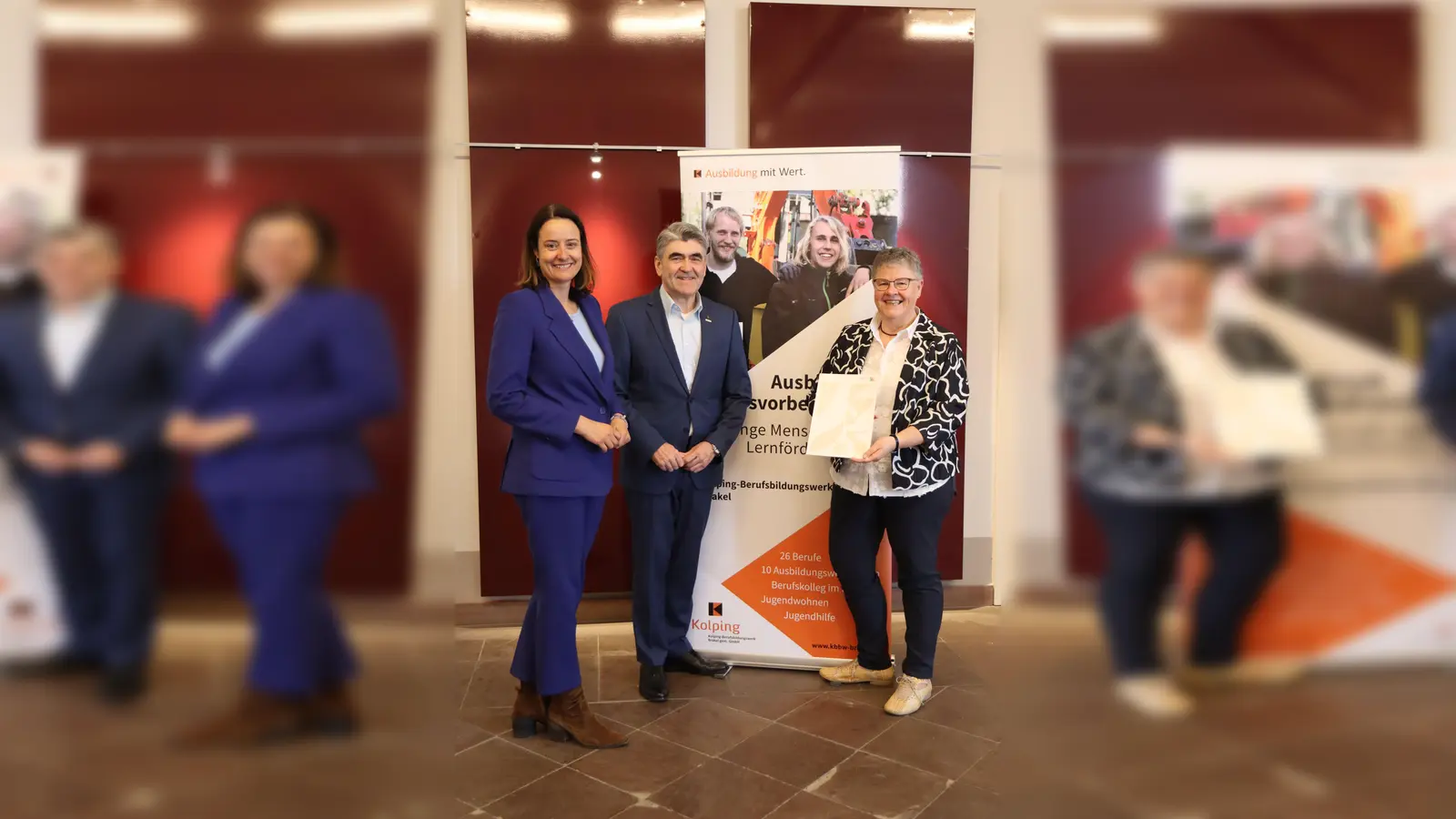 Regina Schafmeister, Hauptgeschäftsführerin des Kolping-Bildungswerkes Paderborn (rechts), und Dietmar Mantel, Geschäftsführer des Kolping-Berufsbildungswerkes Brakel, freuten sich über den Förderbescheid, den Regierungspräsidentin Katharina Bölling mitgebracht hatte. (Foto: Jana Sudhoff)