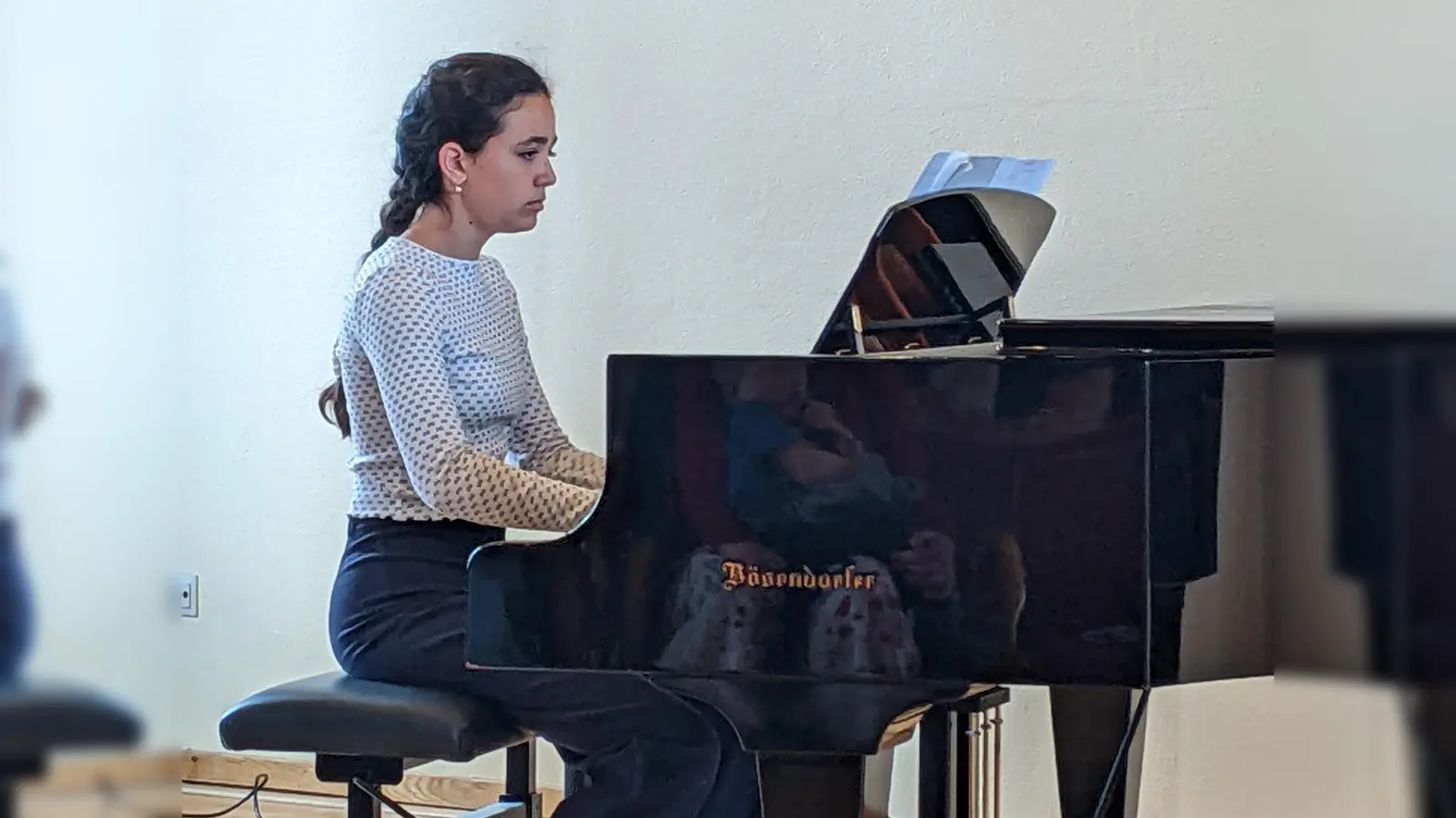 Vanessa Küchenmeister musiziert regelmäßig bei Konzerten der Musikschule. (Foto: Stadt Höxter / Musikschule Höxter)
