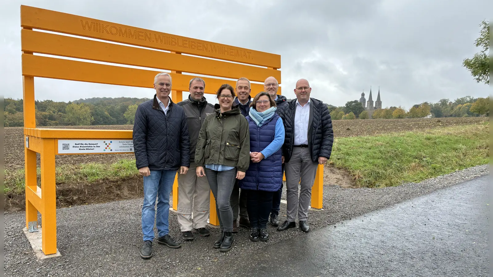 Josef Suermann (Bürgermeister Stadt Marienmünster), Peter Daldrup (Tischlerteam Daldrup), Julia Handtke (Leitung Willkommensagentur GfW), Birger Kriwet (Vorstand Vereinigte Volksbank eG), Mechthild Müller (vereinigte Volksbank eG), Bernward Kirchhoff (Vereinigte Volksbank eG) und Michael Stolte (Geschäftsführung GfW). (Foto: privat)