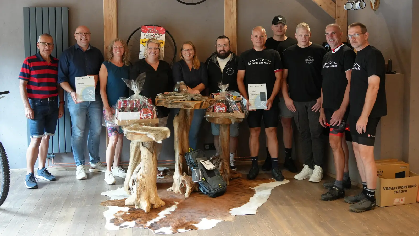 V.l.: Rolf Wilhelmus, Jens-Martin Wolff, Antje Sandforth (Team Lions Club Holzminden), Sarah Humburg (Erste Kreisrätin Landkreis Holzminden), Inga Schaper (Stadtmarketing Holzminden), André Bödeker, Oliver Jens Schiller, Marvin Eisbach, Oliver Eisbach, Mario Hanker, Olaf Buick (Team Radhaus am Markt). (Foto: Lorena Wiedenbruch)