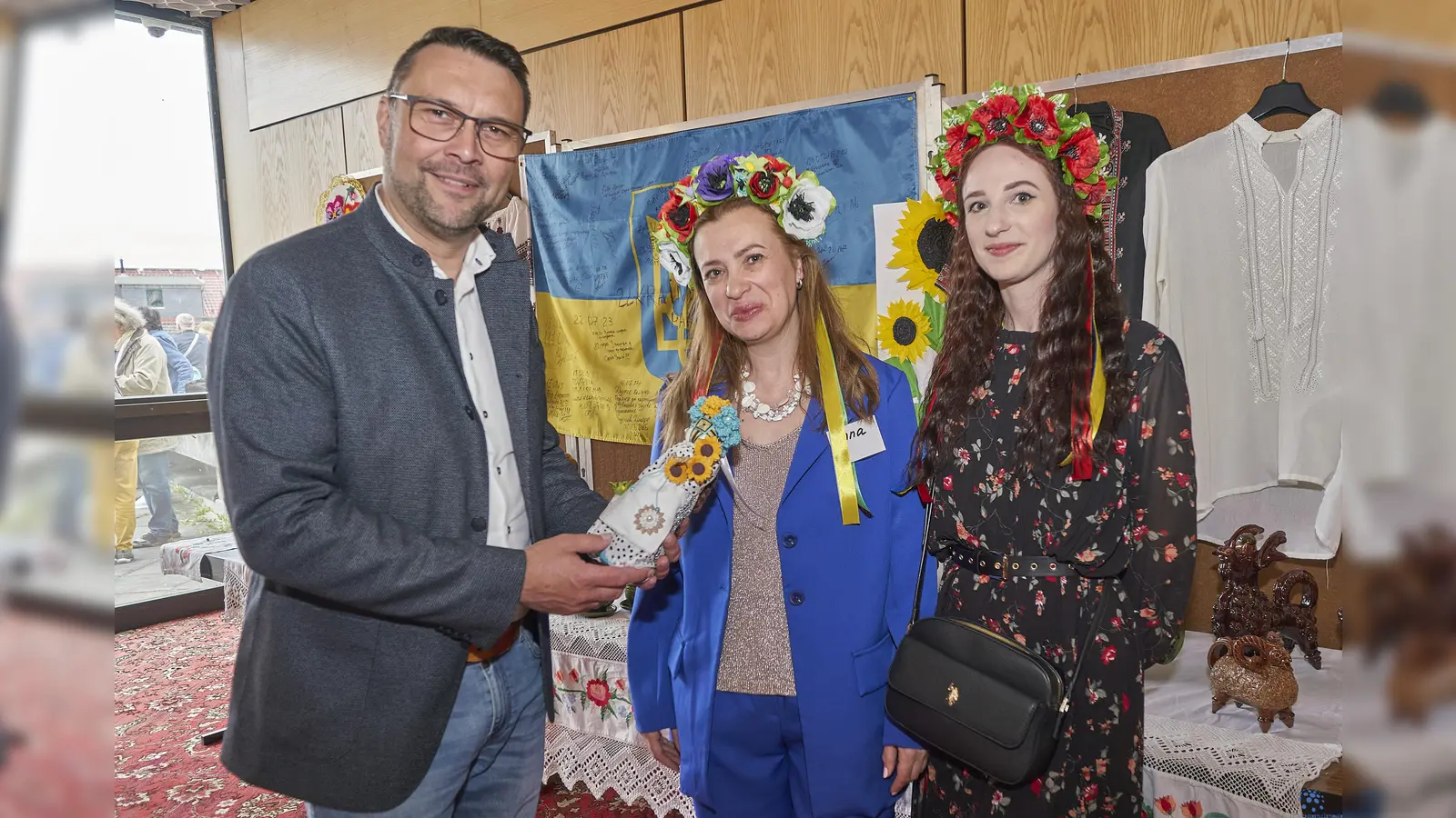 Eine ukrainische Glückspuppe (Motanka) für die Stadt Hofgeismar überreichten Hanna (Mitte) und Maryna Myroshnychenko (rechts) an Bürgermeister Torben Busse. (Foto: Stefan Bönning)