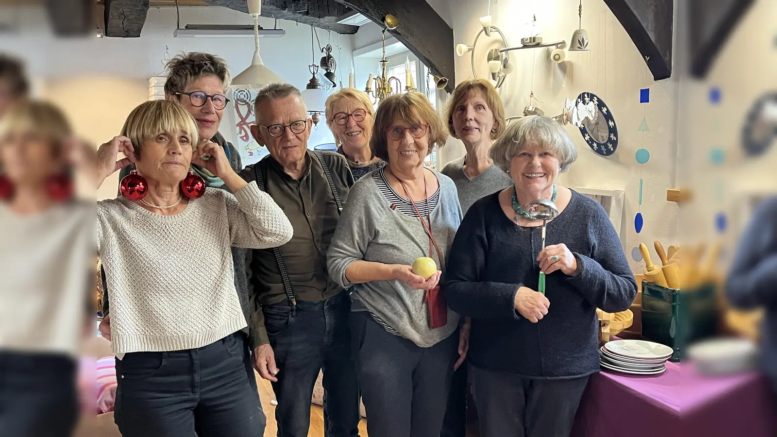 Das Team ist schon fleißig dabei, aus den von Speichern und Schränken herbeigeschafften Schätzen und Schätzchen eine weihnachtliche Fundgrube zu arrangieren.  (Foto: privat)