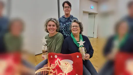 Chorleiterin Ghislaine Seydler und Daniela Henke und Brigitte Preuß vom Vorstand laden zum Weihnachtskonzert in der Kreuzkirche ein. (Foto: privat)