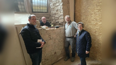 Vom Johanneschor aus nehmen Architekt Jürgen Schimmelpfeng (von links), Bernd Mey (Bauleitung, Architekturbüro Müntinga, Puy und Schimmelpfeng), Matthias Rüenauver (Restaurator, Geschäftsführer „ars colendi“) und Dorothee Feldmann (Direktorin Immobilien- und Kulturverwaltung des herzoglichen Hauses) den entstehenden Durchbruch in Augenschein. (Foto: Kirchengemeinde Corvey)