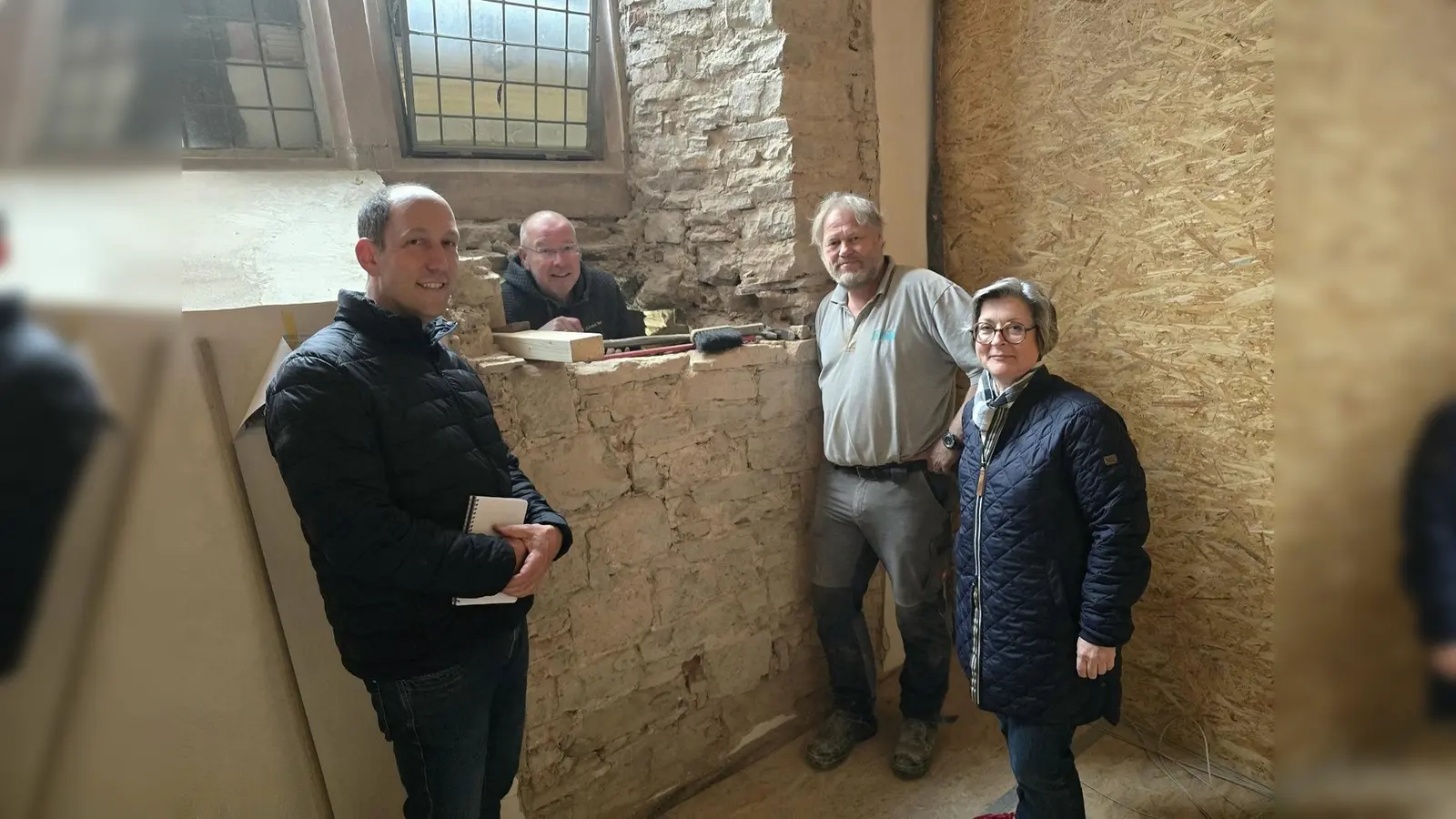Vom Johanneschor aus nehmen Architekt Jürgen Schimmelpfeng (von links), Bernd Mey (Bauleitung, Architekturbüro Müntinga, Puy und Schimmelpfeng), Matthias Rüenauver (Restaurator, Geschäftsführer „ars colendi“) und Dorothee Feldmann (Direktorin Immobilien- und Kulturverwaltung des herzoglichen Hauses) den entstehenden Durchbruch in Augenschein. (Foto: Kirchengemeinde Corvey)