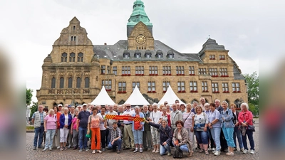 Das Interesse an der seitens der Stadt Brakel angebotenen Fahrt war wieder groß. Über 80 Bürger/innen nahmen teil (hier eine Gruppe vor dem historischen Rathaus in Recklinghausen). (Foto: Stadt Brakel)