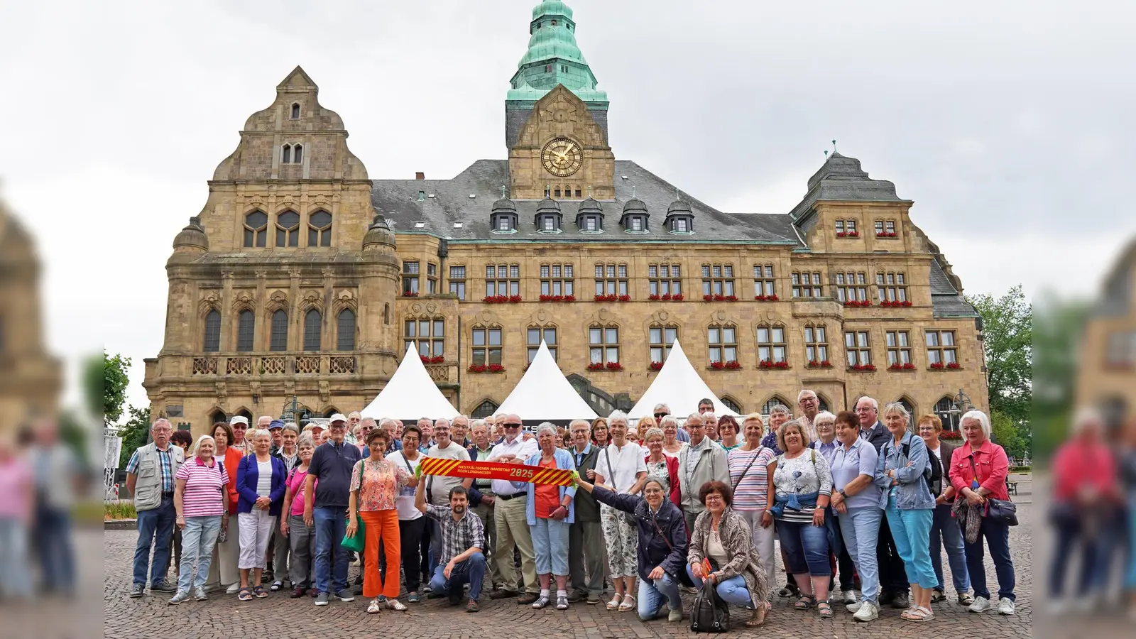Das Interesse an der seitens der Stadt Brakel angebotenen Fahrt war wieder groß. Über 80 Bürger/innen nahmen teil (hier eine Gruppe vor dem historischen Rathaus in Recklinghausen). (Foto: Stadt Brakel)