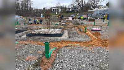 Hier sind die Rohre für die Grundleitungen sowie in der Mitte das erste Fundament zur Versteifung des Beckens zu sehen. (Foto: Hansestadt Warburg)