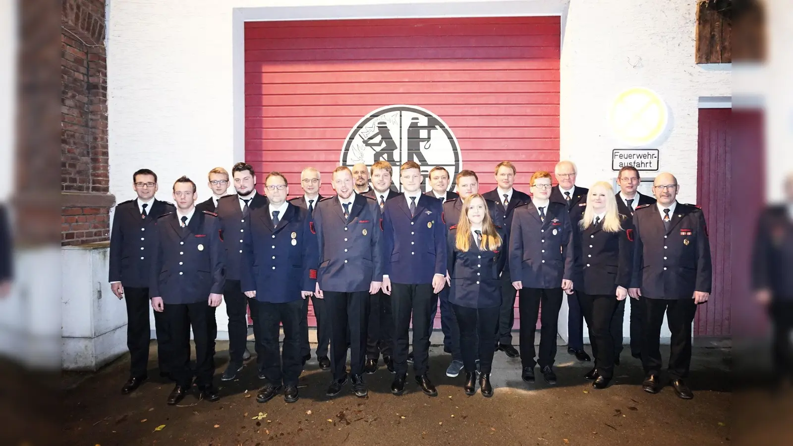 Geehrte und Beförderte: (v.l.) stv. Leiter der Feuerwehr Sebastian Ewen, stv. Löschgruppenführer Benedikt Knipping, Jannis Göke, David Knauer, Tobias Brähler, Ulrich Kieneke, Lukas Giefers, Zugführer Sebastian Hundt, Mark Rode, Tobias Schrick, Fabian Meier, Lukas Rolff, Julia Wilms, Christoph Duske, Michael Schrick, Karl-Heinz Duske, Sarah Uhlmann, Ulrich Knipping und Löschgruppenführer Karl-Josef Rode. Foto: Ansgar Hundt, Feuerwehr Beverungen (Foto: Foto: Ansgar Hundt, Feuerwehr Beverungen)