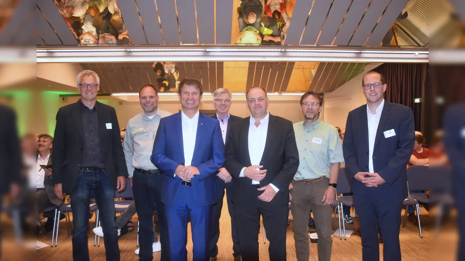 Sie informierten und stellen sich den Fragen (v. l.) Frank Grawe (Landschaftsstation Höxter), Roland Schockemöhle (Leiter des Regionalforstamts Hochstift), Landrat Michael Stickeln, Hans Jürgen Wessels (Vors. Fördervereins Nationalpark Senne-Eggegebirge), Viktor Haase (Staatssekretär NRW-Umweltministerium), Harald Gläser (Leiter Bürgerwaldes Brakel), und Dr. Gerald Stracke (IHK OW).  (Foto: Barbara Siebrecht)