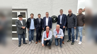 Defibrillator übergeben: (v.l.) Bernhard Gründer, Nils Hanewinkel, Christian Thewes (Vereinigte Volksbank eG), Uwe Püttcher (VerbundVolksbank OWL eG), Alexander Stickel (Sparkasse Paderborn-Detmold-Höxter), Josef Hartmann, Michel Wäsche. (Kniend v.l.) Hans Josef Sievers und Werner Lange.  (Foto: Patrick Otte)