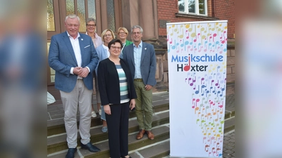 Freuen sich auf die neue Zusammenarbeit: Bürgermeister Daniel Hartmann (v.l.), Abteilungsleiterin Brigitte Husemann, Vorstandsvorsitzende Maria Franke, die neue Leiterin der Musikschule Klaudia Knapp, Vorstandsmitglied Karin Remmert und Schuldezernent Stefan Fellmann. (Foto: Stadt Höxter)
