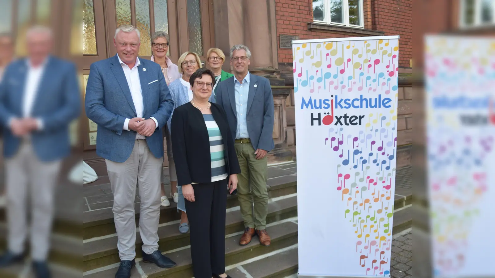 Freuen sich auf die neue Zusammenarbeit: Bürgermeister Daniel Hartmann (v.l.), Abteilungsleiterin Brigitte Husemann, Vorstandsvorsitzende Maria Franke, die neue Leiterin der Musikschule Klaudia Knapp, Vorstandsmitglied Karin Remmert und Schuldezernent Stefan Fellmann. (Foto: Stadt Höxter)