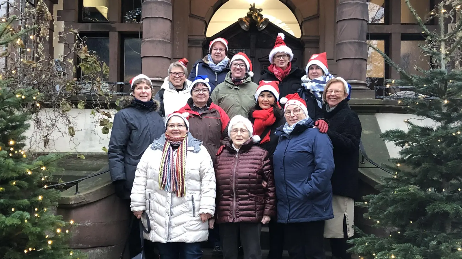 Die „Alte Garde“ beim Weihnachtsmarkt in Lauenförde.  (Foto: Barbara Saggel)
