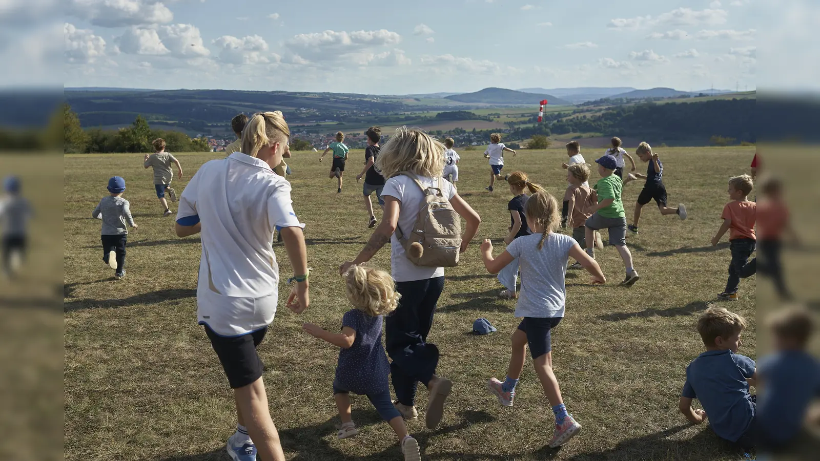 Nach dem Abwurf von Süßigkeiten aus einem Modellflugzeug übernahmen für eine kurze Zeit die Kinder die Kontrolle über die Piste auf dem Hölleberg. (Foto: Stefan Bönning)
