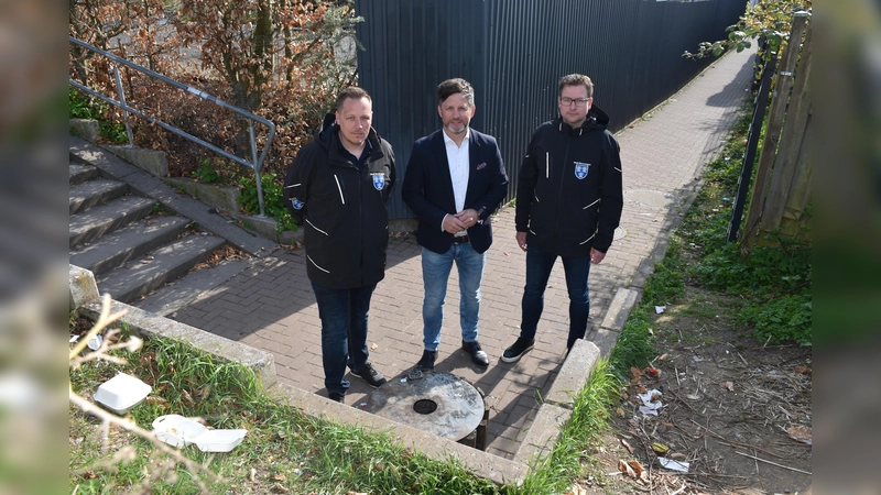 Außendienstmitarbeiter Christopher Potthast, Bürgermeister Tino Wenkel und Abteilungsleiter des Ordnungsamts Stefan Gördemann an dem Papierkorb, der schon öfter angezündet wurde. (Foto: Barbara Siebrecht)