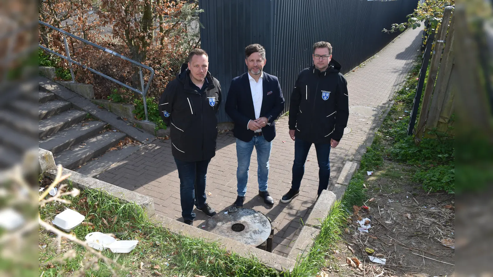 Außendienstmitarbeiter Christopher Potthast, Bürgermeister Tino Wenkel und Abteilungsleiter des Ordnungsamts Stefan Gördemann an dem Papierkorb, der schon öfter angezündet wurde. (Foto: Barbara Siebrecht)