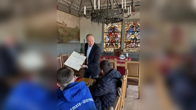 Im Standesamt zeigte Jörn Becker den Jugendlichen das Geburtsregister. (Foto: Stadt Warburg)