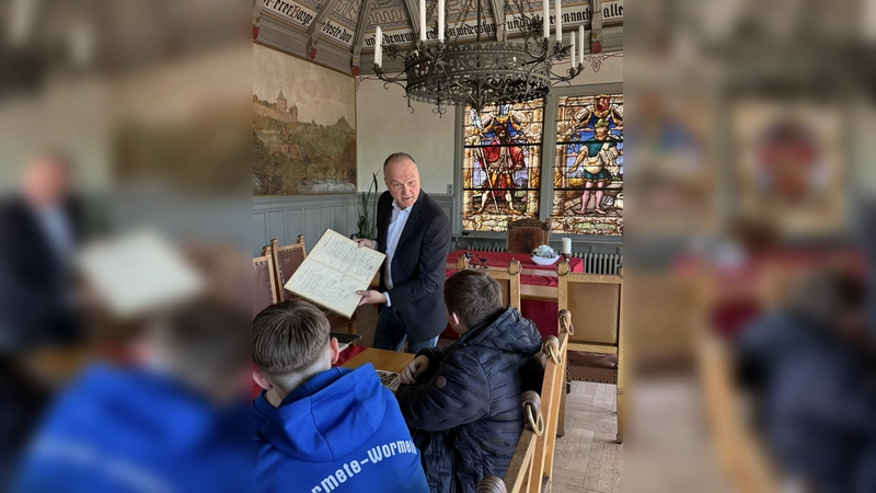 Im Standesamt zeigte Jörn Becker den Jugendlichen das Geburtsregister. (Foto: Stadt Warburg)