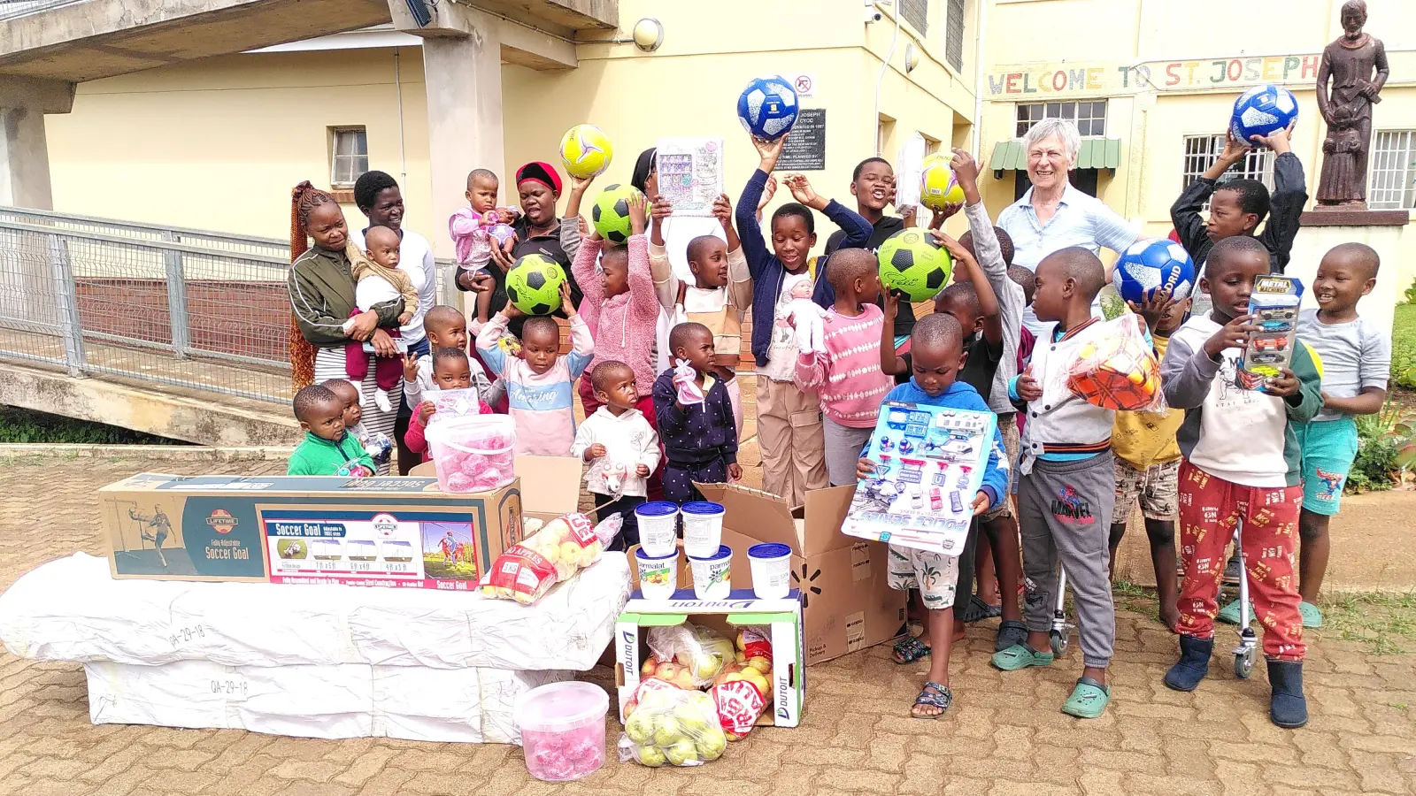 Große Freude bei Kindern des Kinderheimes in Mbongolwane. (Foto: Yebo)