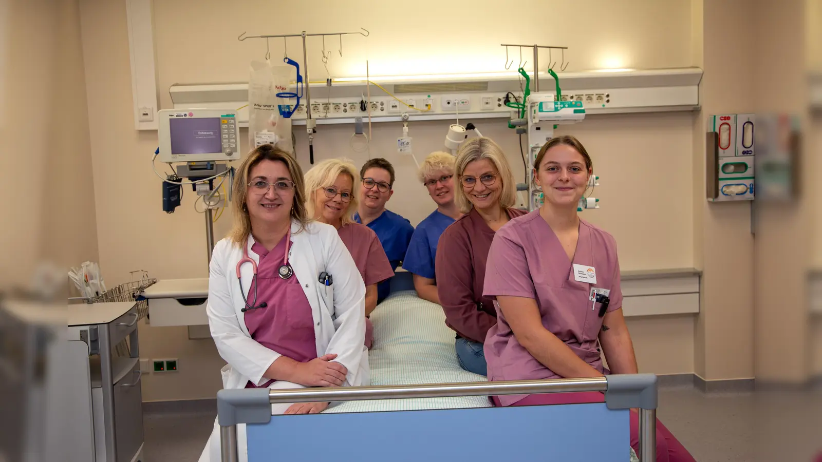 Das Team des St. Josef Hospitals Bad Driburg freut sich auf den persönlichen Austausch bei der Aktion „Pflege trifft Perspektive“ (von links): Rohana Mihaela Blajanu (Ärztliche Leiterin, ZNA), Susanne Sablotny (Medizinische Fachangestellte, Kreislauflabor), Silvia Böger (Pflege Intensivstation), Anja Ullmann (Radiologie), Katja Peine (Pflegedienstleitung, St. Josef Hospital) und Antonia Brinkmann (Pflege ZNA). (Foto: KHWE)