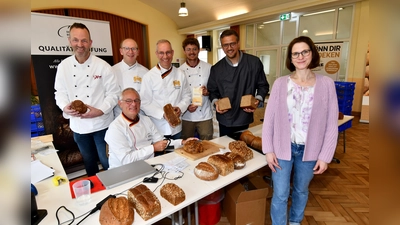 Der Vorstand der Bäcker-Innung Höxter-Innung: Brotprüfer Michael Isensee (sitzend) mit Daniel Henke (Bäckerei Henke), André Bielemeier (Bäckerei Bielemeier), Ansgar Krawinkel (Bäckerei Engel), Felix Engel (Bäckerei Engel), Benedikt Goeken („Goeken backen“) sowie die Konrektorin Simone Meyer der „Schule unter der Iburg“. (Foto: Kreishandwerkerschaft Höxter-Warburg)