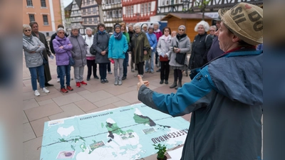 Bei einem interaktiven Spaziergang durch die Hofgeismarer Altstadt erfuhren die Teilnehmer Wissenswertes über fair gehandelten Kaffee und Episoden aus der Historie der Dornröschenstadt. (Foto: Stefan Bönning)
