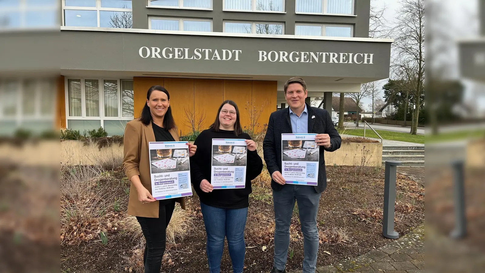 Vanessa Kamphemann, Vorstand und Geschäftsführung Diakonie Paderborn-Höxter e.V, Svenja Schimmeyer, Mitarbeiterin der Sucht-und Drogenberatung, und Bürgermeister Nicolas Aisch. (Foto: Stadt Borgentreich)