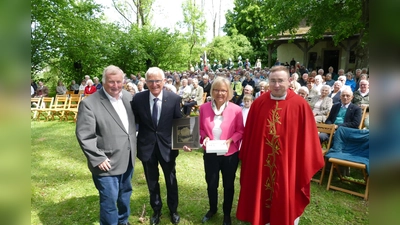 Kirchenvorstand und Corvey-Kenner Josef Kowalski (2. von links) machte die Menschen mit der kraftspendenden Ausstrahlung der ehemaligen Benediktinerabtei am Weserbogen vertraut. Hans-Werner Gorzolka (Kirchenvorstand der Kirchengemeinde Ovenhausen) und Pastoralverbundsleiter Pfarrdechant Dr. Hans-Bernd Krismanek dankten Josef Kowalski für sein mitreißendes Glaubenszeugnis und schlossen in den Dank auch Ehefrau Elisabeth ein. (Foto: Kirchengemeinde Corvey)