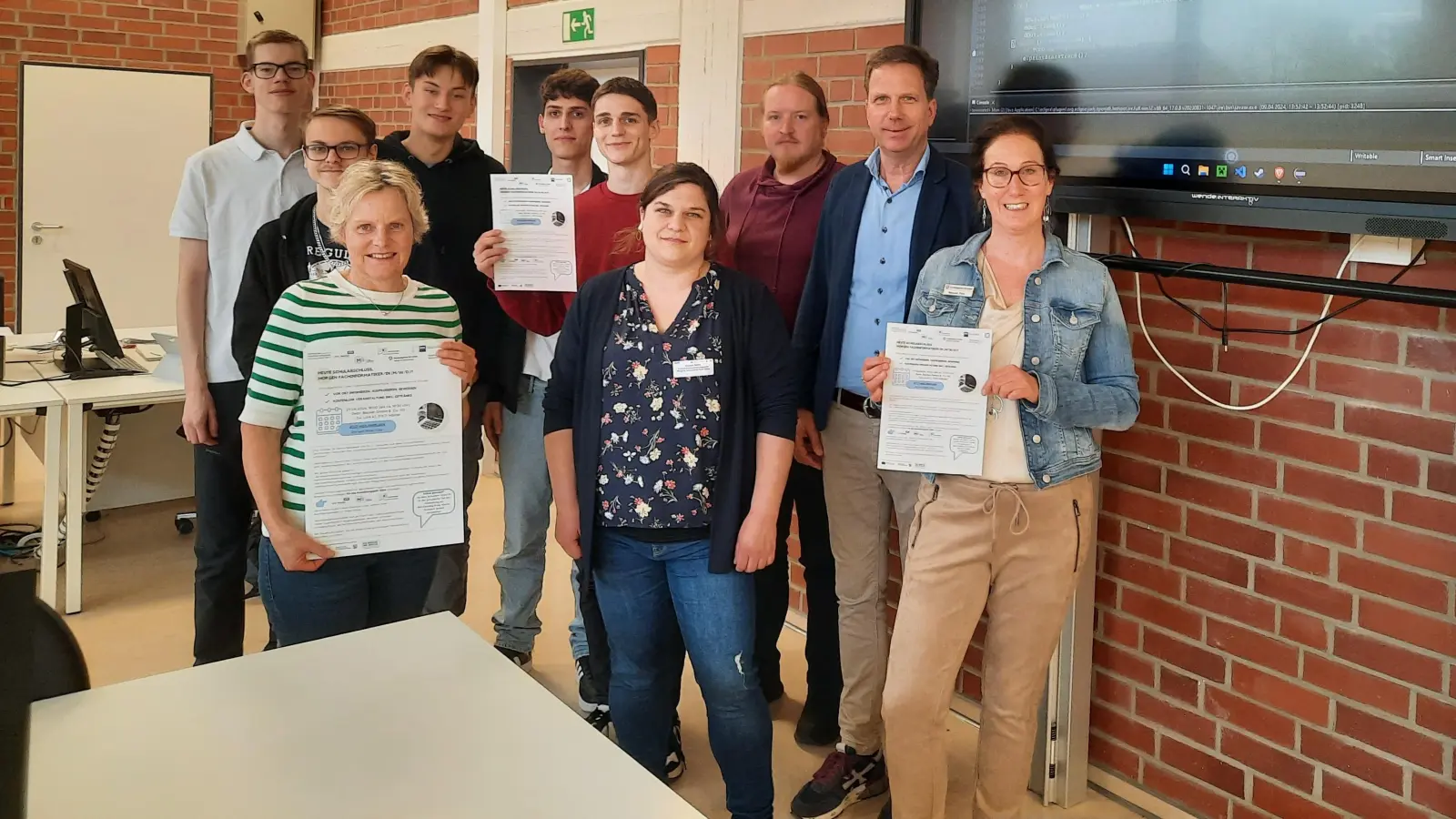 Sie freuen sich auf die Elternveranstaltung unter dem Titel „Heute Schulabschluss – morgen Fachinformatiker(in)“ (hinten von links): Die Schüler Niklas Hamann, Maxim Trippel, Malik Vovarigov, Robert Siemens und Lehrer Ralph Menne sowie (vorne von links) Monika Grundke (Industrie- und Handelskammer), Claudia Müller (Kommunale Koordinierungsstelle), Michael Urhahne (Schulleiter des Berufskollegs Kreis Höxter) und Melanie Thüs (Agentur für Arbeit). (Foto: Kreis Höxter)
