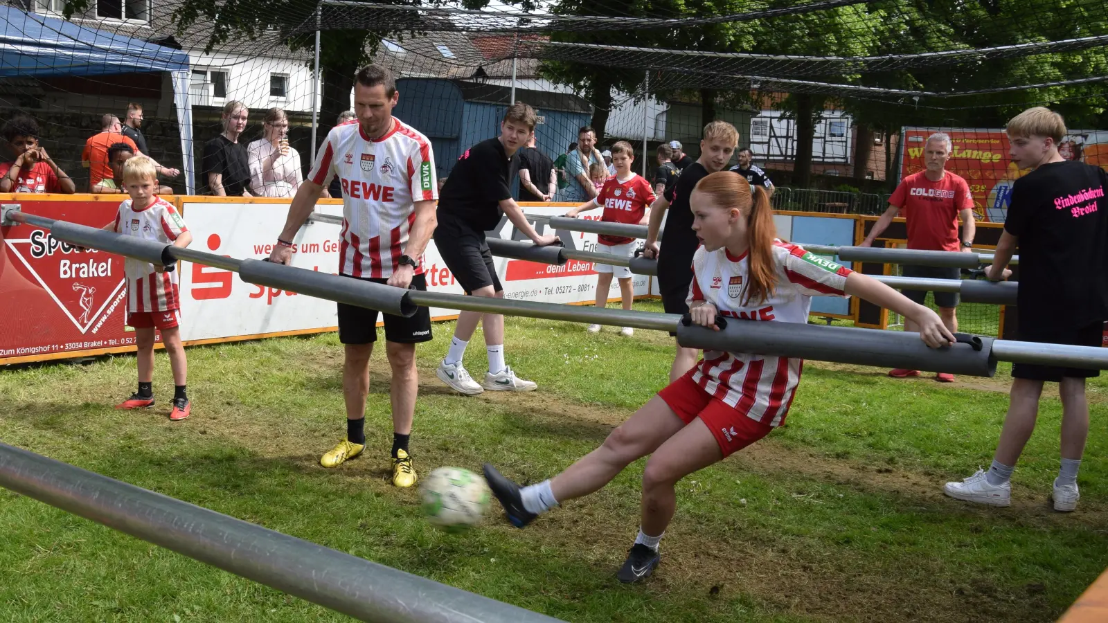 Beim Menschenkicker-Turnier kamen bunte Teams zusammen, um ordentlich zu bolzen. (Foto: Marc Otto)