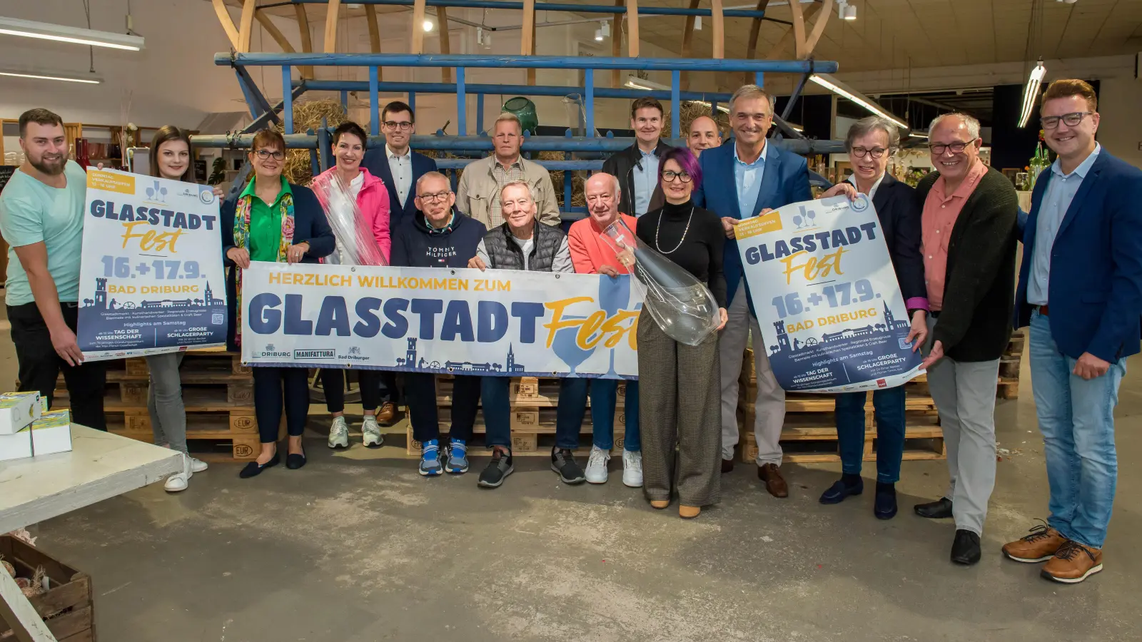 (v.l.) Die Organisatoren und die Sponsoren freuen sich auf das große Glasstadtfest: Kevin Kösling (AMD Möbel), Pia Meyer (Stadt Bad Driburg), Suzan Ochmann (Bad Driburger Naturparkquellen), Heike Rüther-Tietze (Vereinigte Volksbank), Thomas Groppe (Sparkasse in Bad Driburg), Josef Reckers, Heiner Düsterhaus und Michael Gäde (Glasmuseum), Dr. Jörg Wiegand (Stadt Bad Driburg), Thorsten Peine (Fenster Peine), Sabrina Merunka (Manifattura), Lars Markus (Rewe), Burkhard Deppe (Bürgermeister der Stadt Bad Driburg), Christa Heinemann (stellv. Bürgermeisterin der Stadt Bad Driburg), Gerhard Antoni (Verein Natur und Technik) und Daniel Winkler (Bad Driburger Touristik GmbH). (Foto: privat)