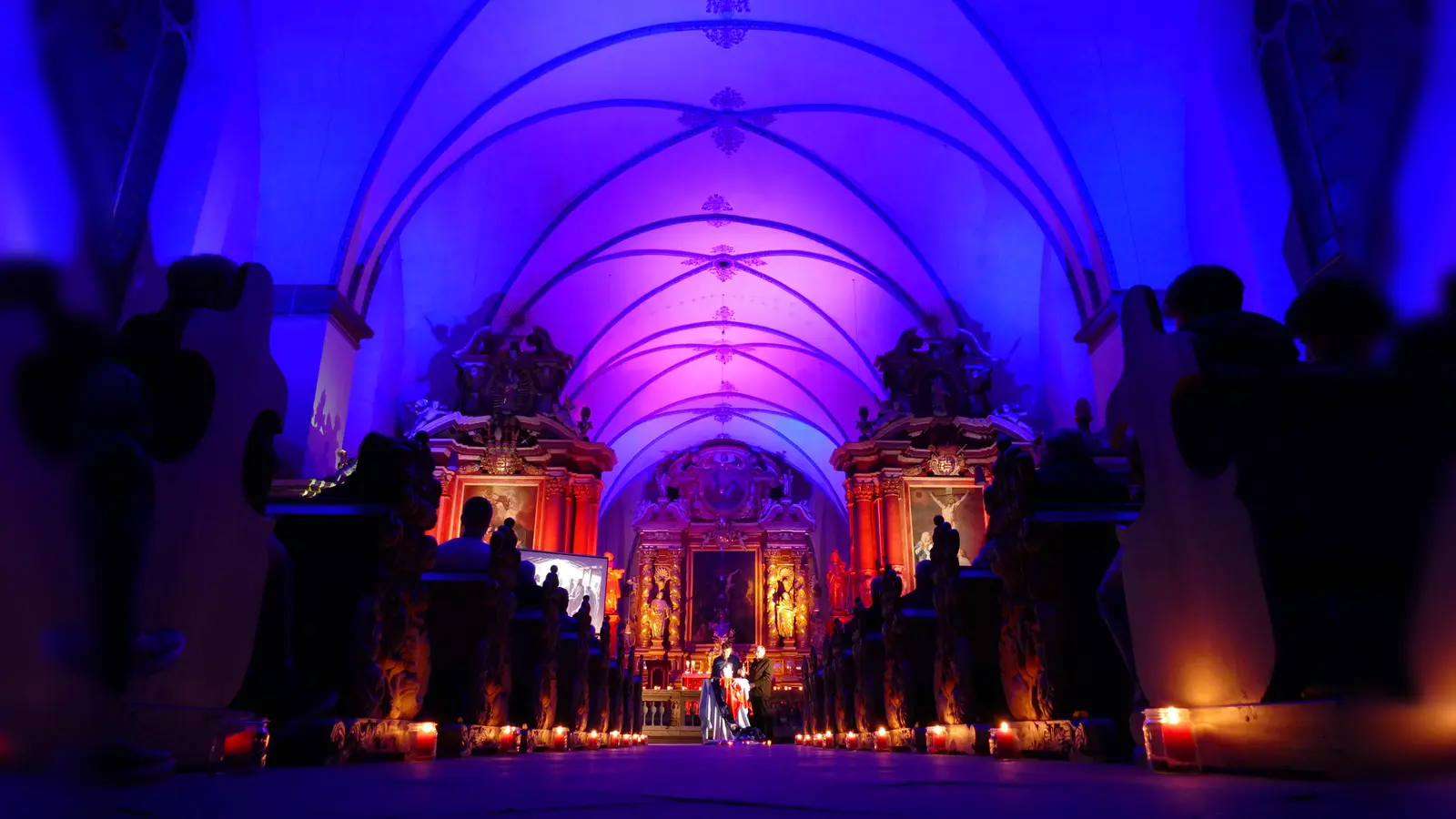 Die Abteikirche Corvey ist beim Lightroom-Gottesdienst am 11. Juni wieder in ein stimmungsvolles Licht getaucht.  (Foto: Kirchengemeinde Corvey)