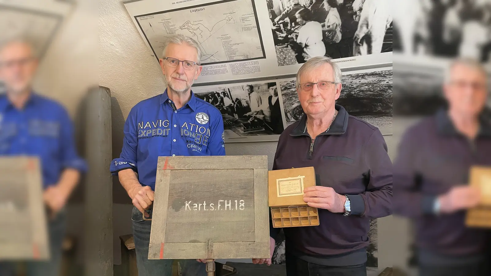 Die Museumsbetreuer Klaus Gottwald (links) und Albert Delling mit einer Munitionskiste für Kartuschen der Feld-Haubitze 18 und einem Zündschraubenbehälter. (Foto: Friedel Baumer)