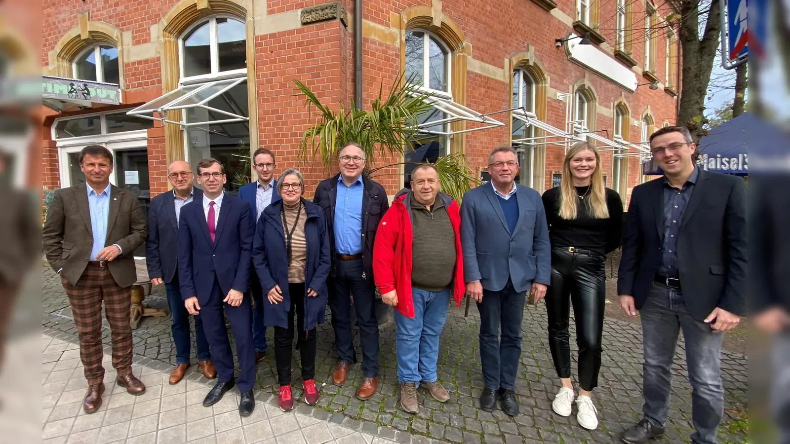 Der neue Vorstand des Warburger Vereins für Völkerverständigung (v.l.) Michael Stickeln (ehemaliger 1. Vorsitzender), Klaus Braun (2. Vorsitzender), Tobias Scherf (1. Vorsitzender), Andreas Fornefeld (Kassenwart), Sabine Kloid (Beisitzerin), Michael Brenke (Kassenprüfer), Christian Bahr (Beisitzer), Heinrich Tillmann (Beisitzer), Lisa Schicker (Geschäftsführerin) und Andreas Niggemeyer (Beisitzer). (Foto: Stadt Warburg)