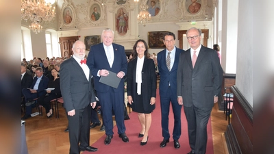 Im Kaisersaal von Schloss Corvey (v.l.): Dr. Michael Stoltz (Heimat- und Verkehrsverein Höxter), Bürgermeister Daniel Hartmann, Ina Kreimer (Vorstand VerbundVolksbank OWL eG), Prof. Dr. Dr. Julian Nida-Rümelin (Preisträger) und Viktor Herzog von Ratibor und Fürst von Corvey. (Foto: Stadt Höxter)
